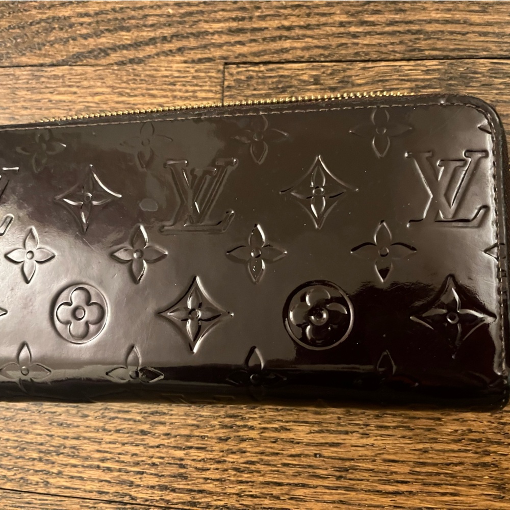 Authentic Louis Vuitton zippy Wallet